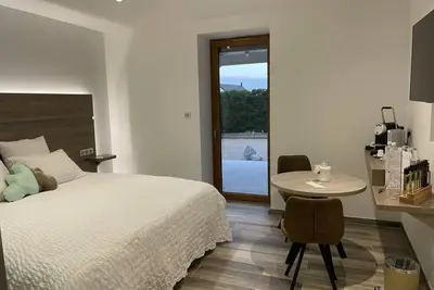 Image de Chambre romantique jacuzzi extérieur, confort et luxe Brin du Jour