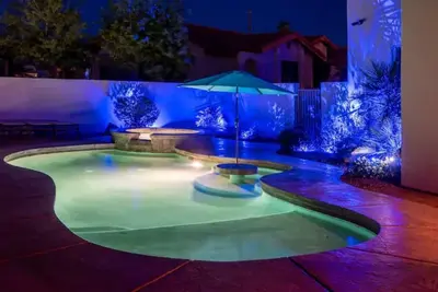 Image de Lake views, commercial ice maker, large boat garage, private pool.