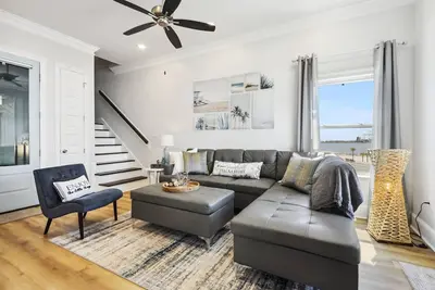 Image de Vacation Vibes - Beachfront Home | Steps to the water <10 to downtown Gulfport