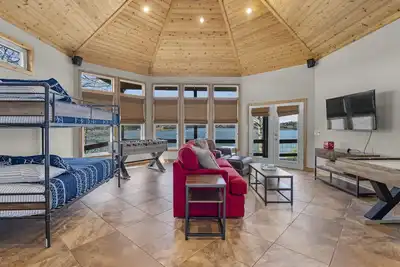 Image de Deep Water Lake Front with Amazing Views, Dock, Game room, SUPs, and Fire Pit