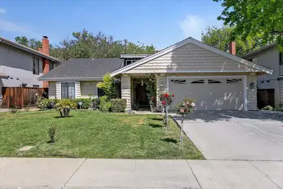 Image de Ideal location close to shopping, parks, lake.