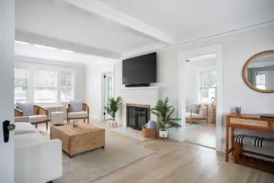 Image de 4 Bedroom House - Fenced Yard - Close to Beaches/Downtown!