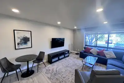 Image de Quiet and Cozy | 2br in Tysons | Parking + Metro