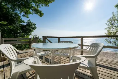 Image de 65 Bluff - 4 bedroom 3 bath vacation rental located just steps away from private beach access!
