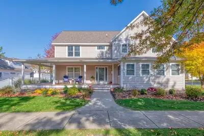 Image de Boho Chateau - Located less than a block to Lake Michigan and Kid's Corner Park