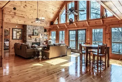 Image de Expansive Lake Front Log Cabin\/Easy Walk to Private!