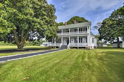 Image de Stunning historic home w/ large rooms. Close to attractions. Kid & pet friendly!