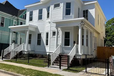Image de Beautiful Mansion 1 Block From Streetcar!