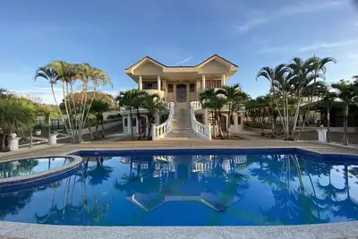 Image de Mountain Estate & 32 miles from beach.