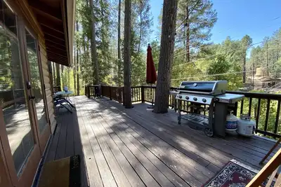 Image de Pet-friendly cabin by the creek backing forest service