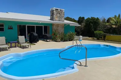 Image de Time Flies is located on a safe/ friendly family island. Close to many beaches.