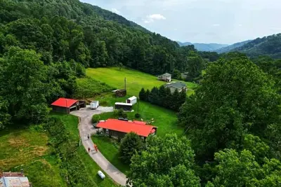 Image de Mountain Escape: Firepit, Trails & Scenic Views
