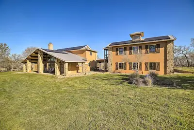 Image de Grand Bellville Estate at 'Clear Creek Ranch'