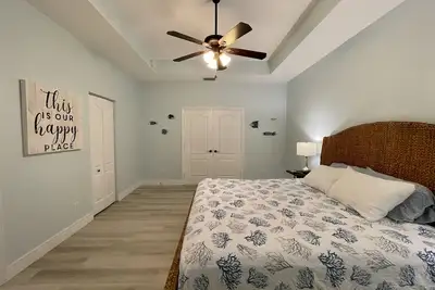 Image de Remote Work Oasis with 3ba 2ba & Lanai: <10mi from beaches! Fall openings!