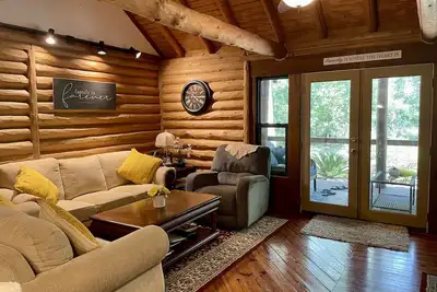 Image de A charming cabin tucked in the woods