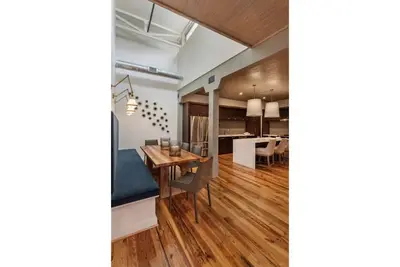 Image de Gorgeous 2 Br on Main #4