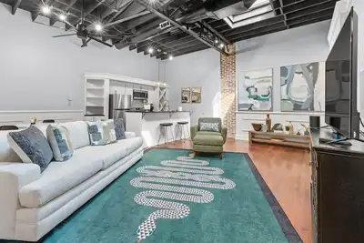 Image de Boutique Condo on King Street 30 day minimum