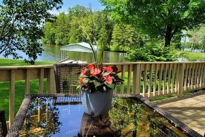 Image de Romantic 1 Br Lakeside Cottage w\/ King Bed