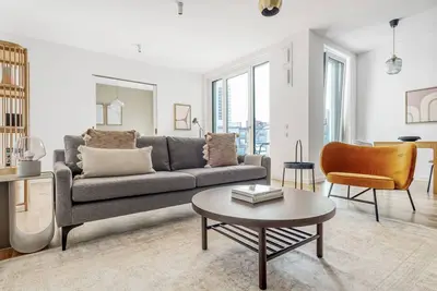 Image de Lovely Mitte 1br with Apple Store in building, by Blueground