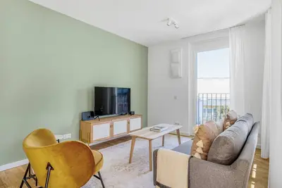 Image de Spacious Mitte 2br with Apple Store in building, by Blueground