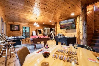 Image de Rocky Top Sports Gatlinburg-Hot Tub-Air Hockey-Foosball-Pool Table! !