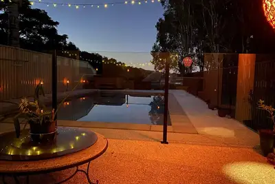 Image de Suit 10-12 people, golf course views, kangaroos at the gate, pool, \nPet friendly