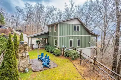 Image de Mountain-view haven with great views, fireplaces, WiFi & ample alfresco living