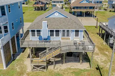 Gulf-view haven steps to ocean with huge deck, WiFi, & Ac - dogs & snowbird Ok