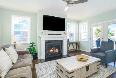 Image de Beautiful home close to beach with deck, patio, firepit, WiFi, & gas fireplace