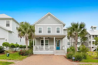 Image de Peaceful coastal retreat with WiFi, central Ac, & shared pool - walk to beach