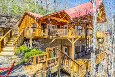 Image de Gorgeous mountain-view home with huge decks, hot tub, game room, & fireplaces
