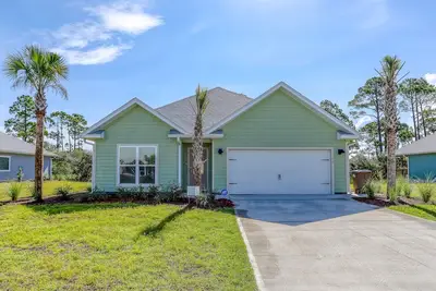 Image de Fantastic coastal home with beach boardwalk, shared pool, private porch & WiFi