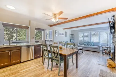 Image de Bright and airy, newly remodeled ski-in ski-out 2br/1. 5ba 880ft condo