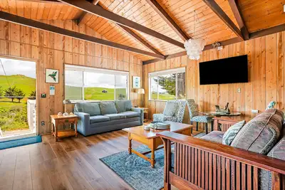 Image de Lovely home with fireplace, roomy deck, washer/dryer & Ev charging - near ocean