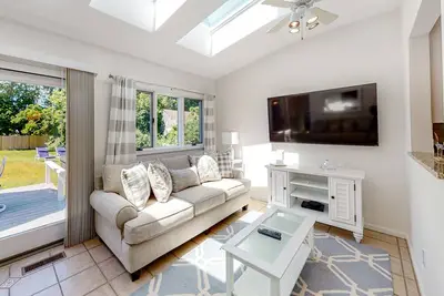 Image de Bright home with central Ac, kayaks, large yard, fast WiFi - walk to the beach