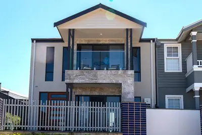 Image de Large home sleeps 6 with heated outdoor swimspa