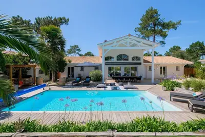 Image de Villa de luxe au Cap Ferret avec piscine entre le bassin et l’océan