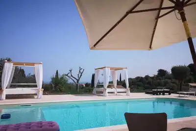 Image de Villa with Pool surrounded by nature
