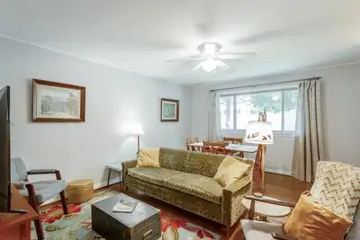 Image de Mid Century Modern Apartment - Close to Downtown! ! | 2 Bed, 1 Bath