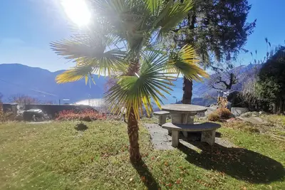 Image de Cozy vacation apartment with lake view, quiet location