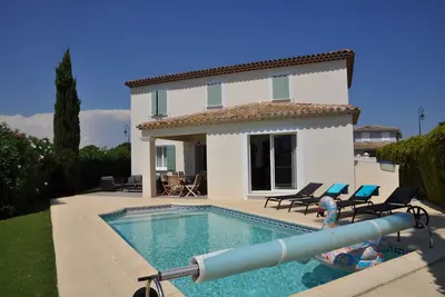 Image de French villa overlooking Marina in a beautiful setting with private pool