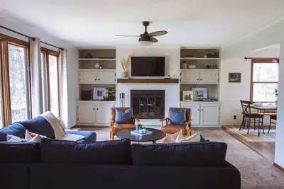 Image de The Gem ✦ Close to Lakeshore Beaches + Game Room
