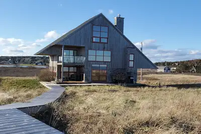 Image de Surf House - A Beachside Paradise