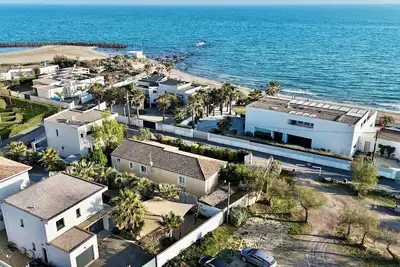 Image de Villa avec piscine chauffée à 50 mètres de la plage