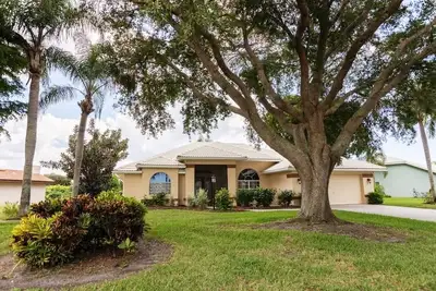 Image de Beautiful Waterfront House w/ Pool, 7 min to the Beach