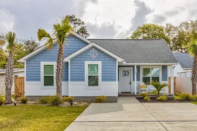 Image de Delightful getaway near the beach with fast WiFi, gas grill, outdoor shower