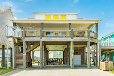 Image de Dreamy coastal escape near the beach with deck, gas grill, & outdoor shower