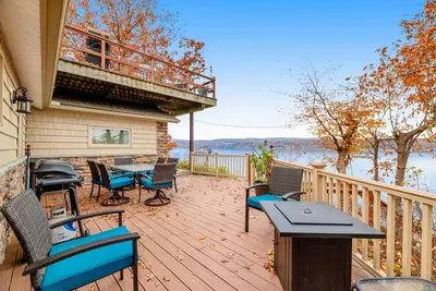 Image de Lakefront home near golf with deck & two firepits - close to attractions