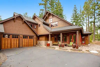 Image de Golf-course-front house with firepit, fireplace, Ping-Pong, billiards & bikes