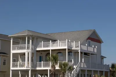 Image de On canal. 3 minute walk from beach! 5 minutes from everything! !